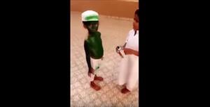 مقطع طريف لطفل يرش شقيقه بـ بوية خضراء احتفالا باليوم الوطني