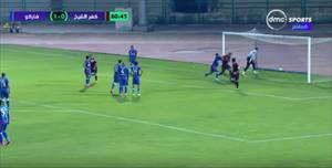 لاعب يضرب منافسه لإحرازه هدف بالدوري المصري 