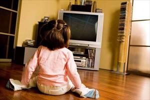 موقع طبي يرصد آثارًا كارثية للتلفزيون على الأطفال