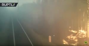 بالفيديو: قطار يسير وسط حريق في غابات روسيا