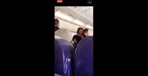 قائد طائرة يطرد مسافرة عنصرية 