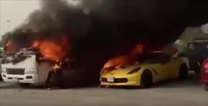 سائق يحرق سيارة آخر لخلاف بينهما في الإمارات 